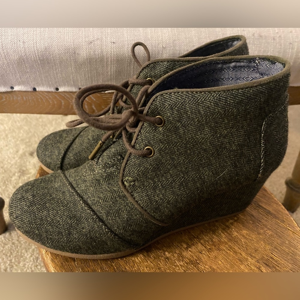 TOMS, EUC Herringbone Tweed Wedge Booties, Warm Dark Grey, Size 6.5